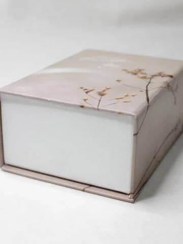 Коробка с магнитным креплением