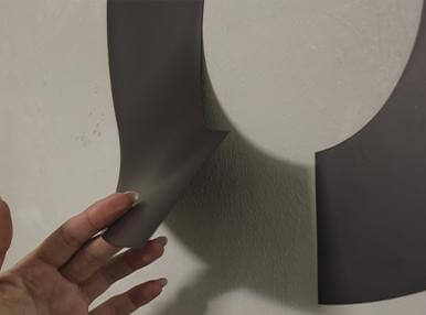 Магнит на металлической поверхности