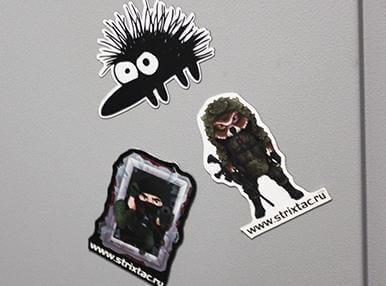 Магнитные стикеры на двери