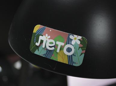 Магнитный стикер на металлической лампе