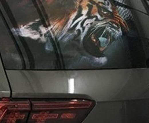 Печать наклеек на стекло  автомобиля